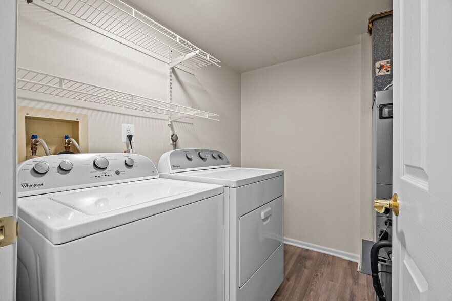 Building Photo - 560 Thrush Ct