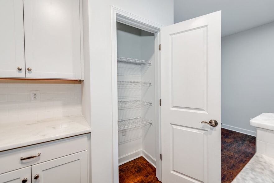 Building Photo - 922 W Davidson Ave