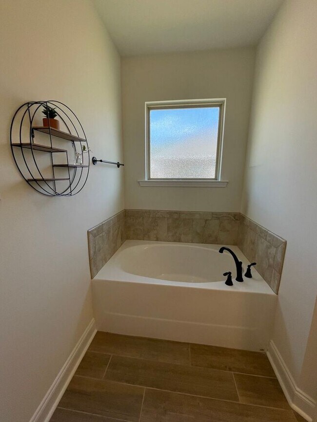 Building Photo - 3 Bedroom, 2 bathroom in Twin Beech Estate...