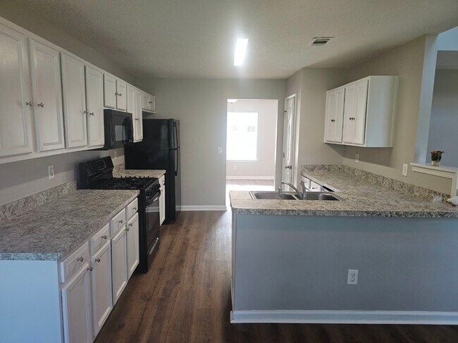 Building Photo - 670 Burtons Cove