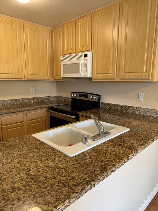 Building Photo - Near Parkway Plaza - 2 Bedrooms/2 Baths with Central Air Conditioning@ Sunterra
