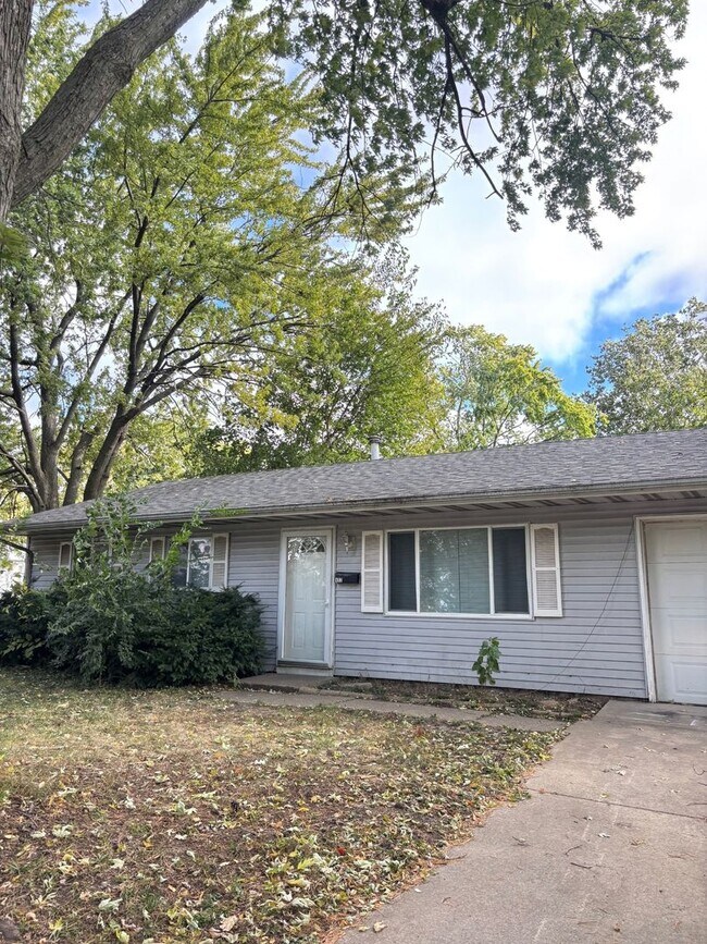 Primary Photo - 402 S Dodson Dr