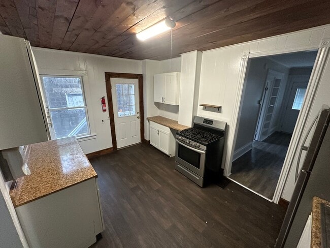 Building Photo - 416 Oak St- 4/5 Bedroom Duplex near WMU Ca...