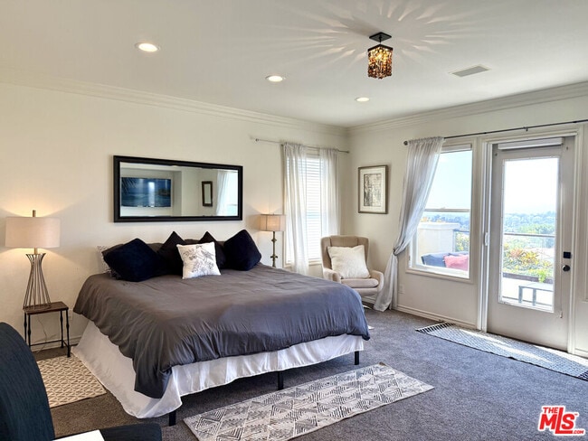 Building Photo - 5 Marisol