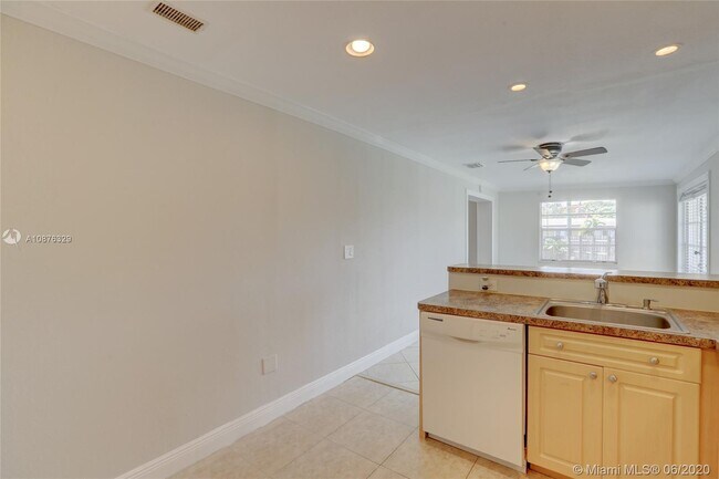 Building Photo - 4961 SW 17th St