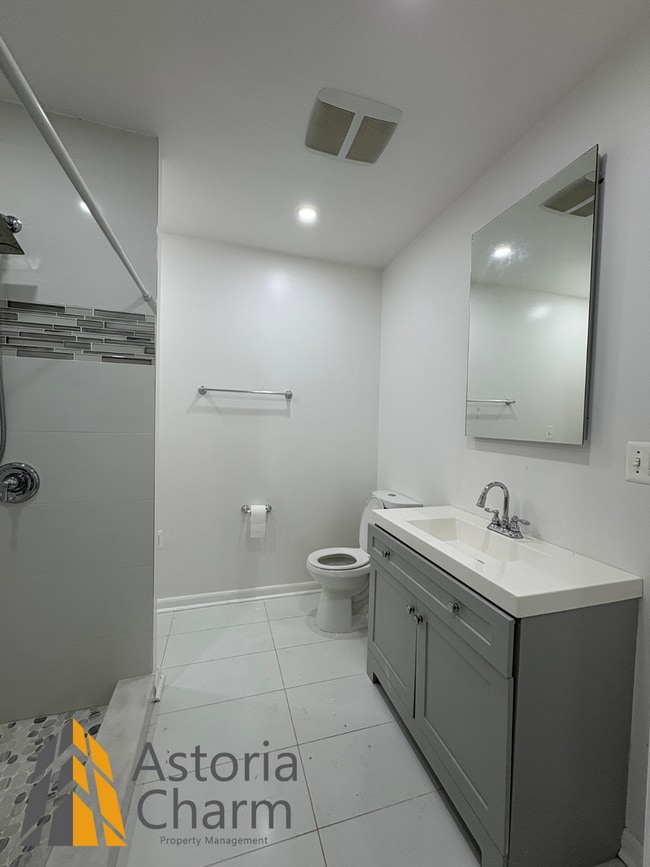Building Photo - Updated 2 Bed Home with Backyard and Great...