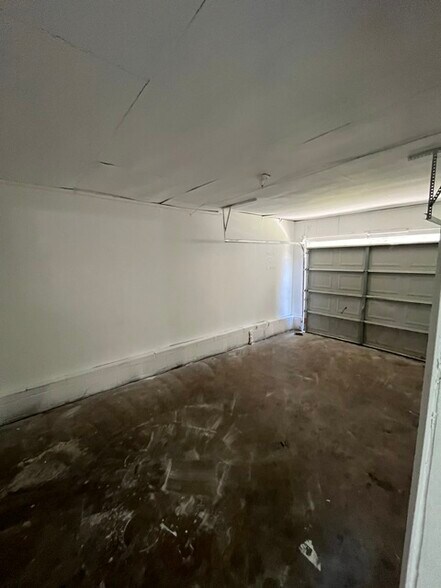 Building Photo - 2830 Village Green Dr