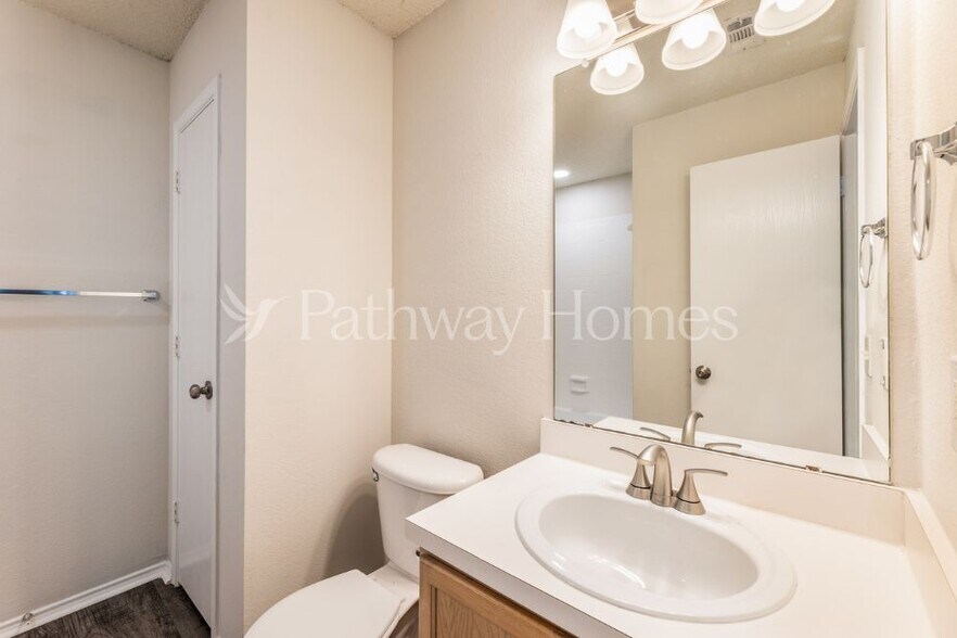 Building Photo - 1405 Dundee Dr