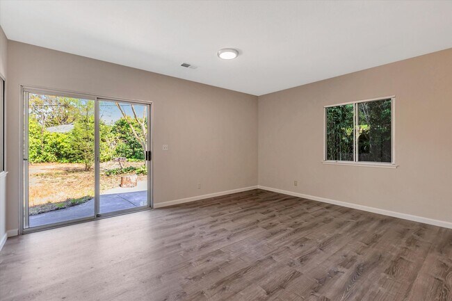 Building Photo - Beautifully Remodeled 4 Bedroom (+ bonus room and closet) 2 Bathroom Mountain View Home!