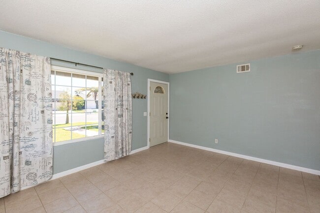 Building Photo - 3 Bed, 2 Bath Single Level Home in Mira Mesa