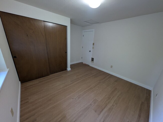 Building Photo - Manchester 3 Bedroom. Available NOW!!