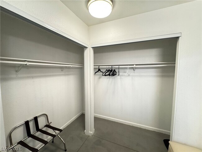 Building Photo - 7267 Sixshooter Dr