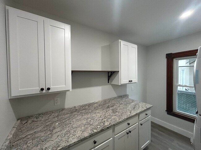 Building Photo - 6 1/2 Holmes St