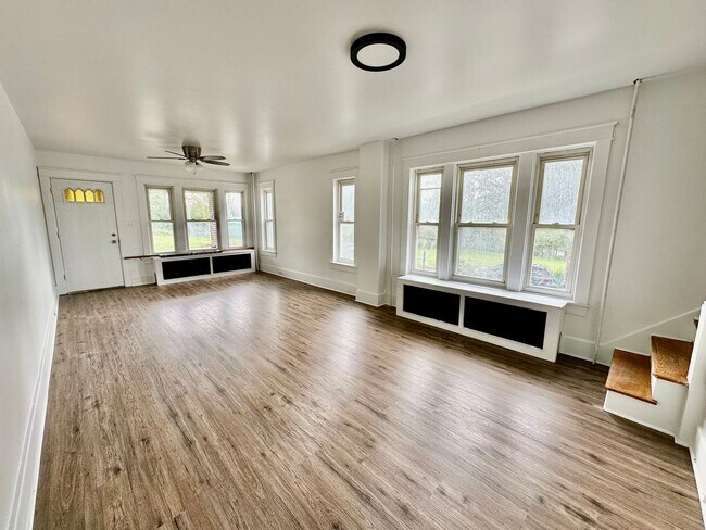 Building Photo - Large end of row 3 bedroom home located in...