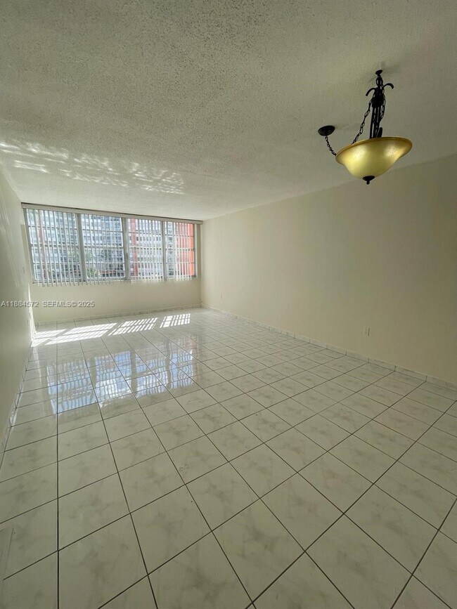 Building Photo - 1301 NE Miami Gardens Dr