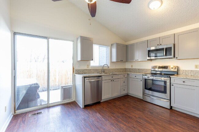 Building Photo - NW Longmont Spacious Tri Level.