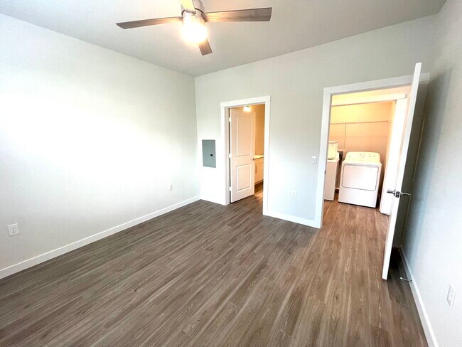 Building Photo - 9219 Vista W Dr