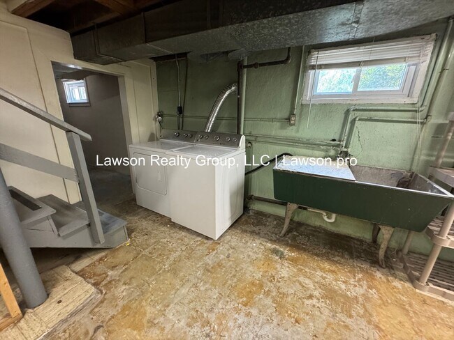 Building Photo - Charming and Updated Home in Raleigh Court with Fenced In Yard, Lawn Care Included!