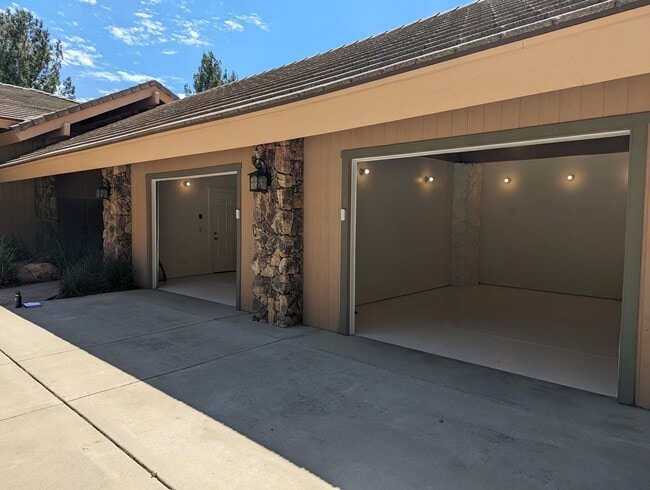 Building Photo - Luxury 5 Bedroom Home in Palo Verde Ranch
