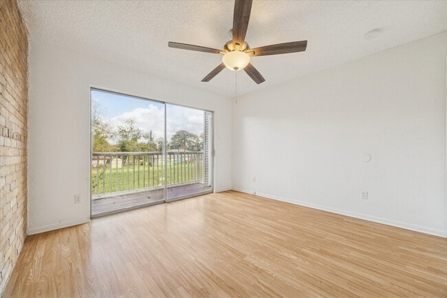 Building Photo - 2223 Par Ln