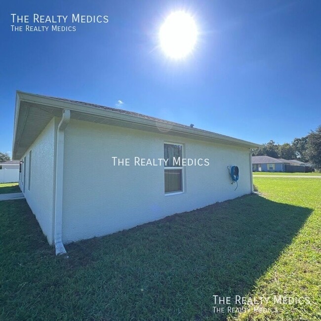 Building Photo - 1455 NE 161st St