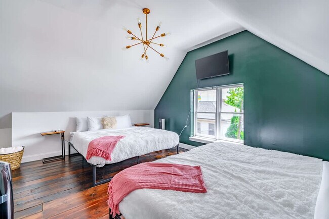 Building Photo - 98 Brickel St