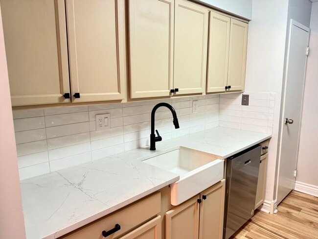 Building Photo - Spacious Condo—Utilities and Parking Included!