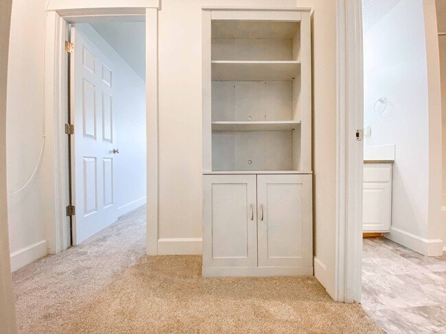 Building Photo - Affordable Two Bed w/ Garage in heart of Bend