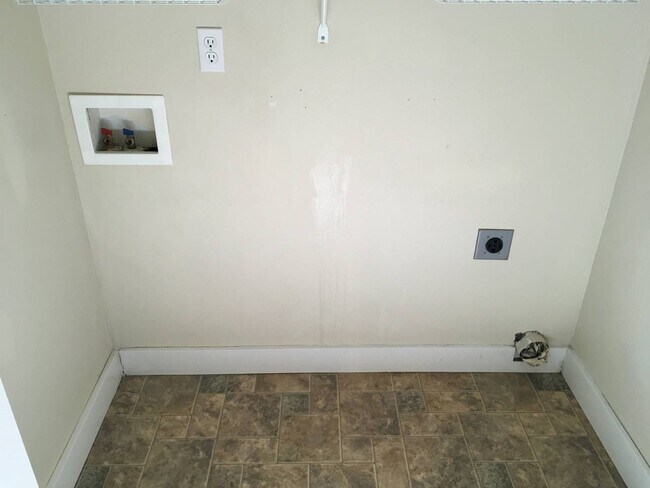 Building Photo - ra1052