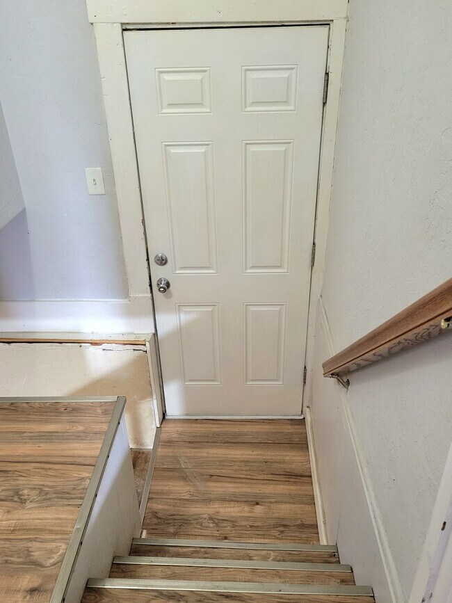 Building Photo - Updated and rent ready...450 Hamilton, Woo...