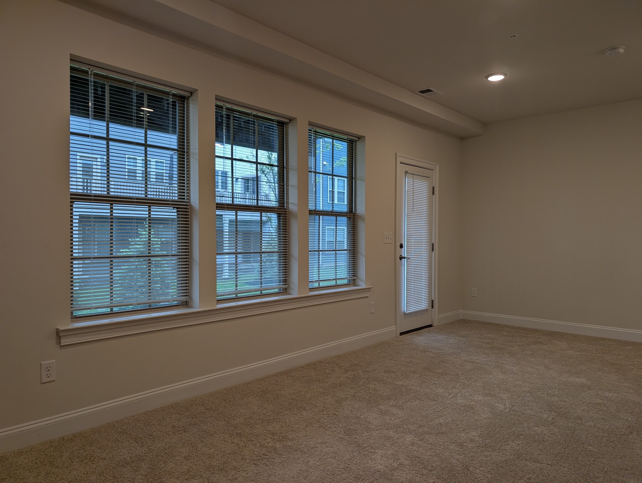Building Photo - 35 Dahlia Dr