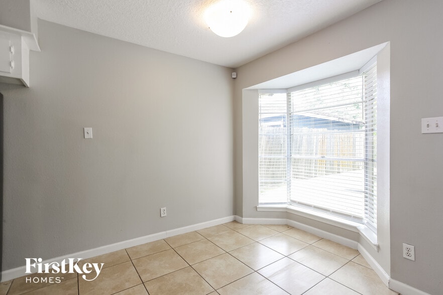 Building Photo - 2111 Savanna Ct N