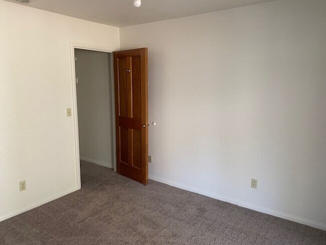 Building Photo - 848 Woodland Ave