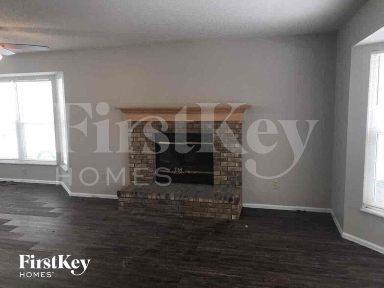 Building Photo - 4801 Greenburg Dr