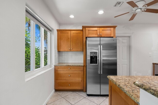 Building Photo - 1120 N Palmway