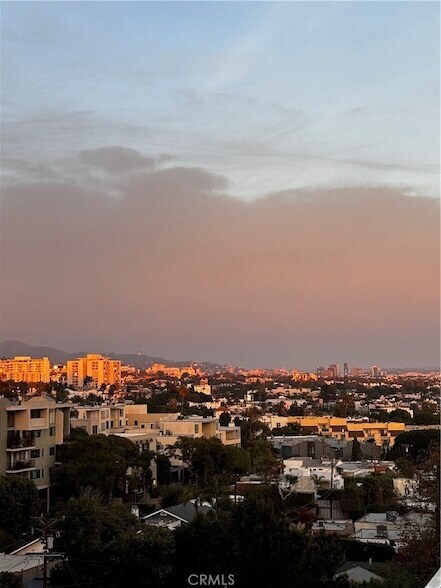 Building Photo - 838 N Doheny Dr