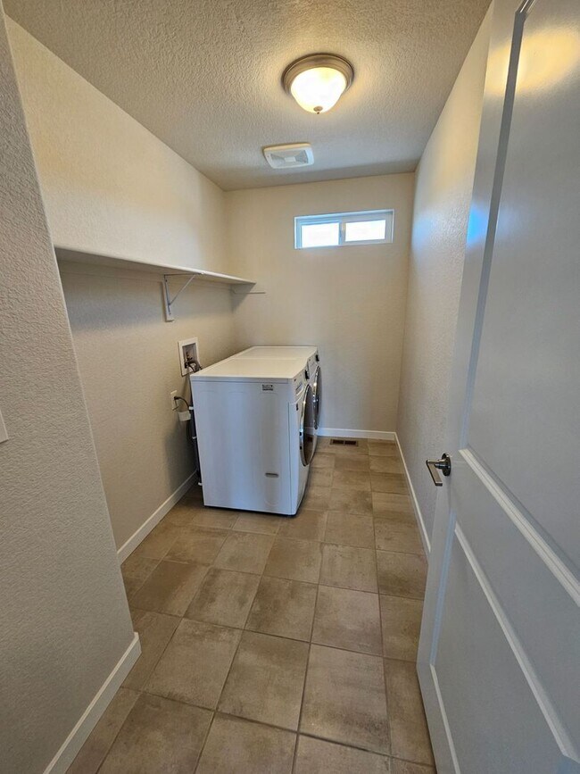 Building Photo - $4375 - 5BR/4BA Beautiful Dog Friendly Hom...