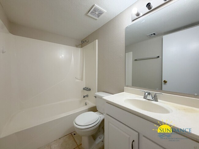Building Photo - Updated 2 Bedroom Unit in Fort Walton Beach!