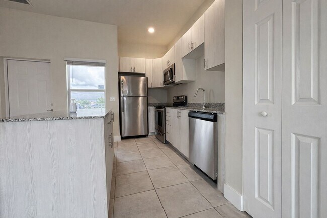 Building Photo - 3221-3409-3409 SW 8th Pl