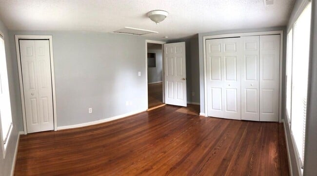 Building Photo - Conveniently Located Charming 2-bedroom 1-...