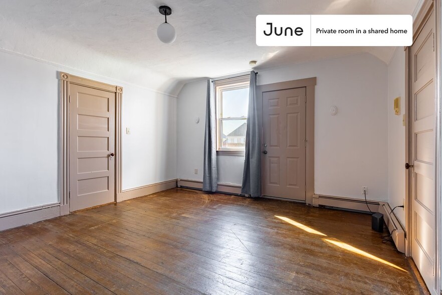 Building Photo - Private bedroom in 3 bed/1 bath Home