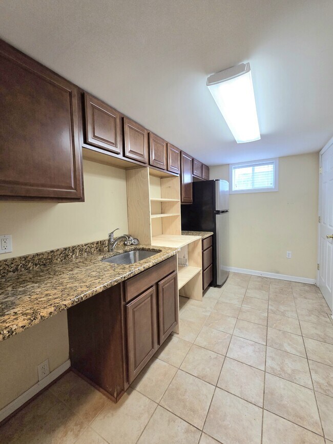 Building Photo - 108 N Gladden St