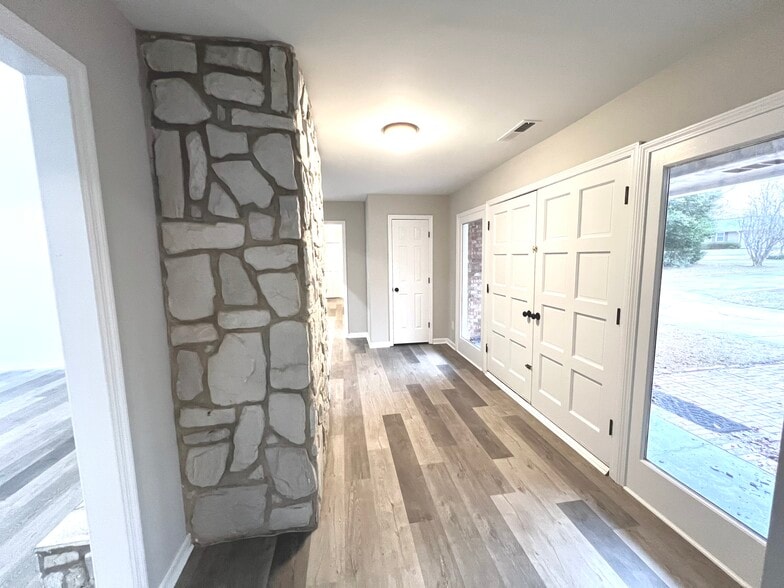 Building Photo - 2401 Clematis Trl