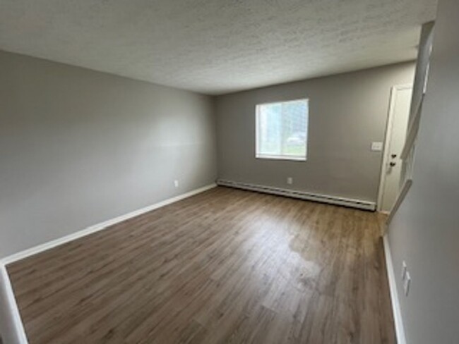 Building Photo - Newly Updated 2 BR/ 1 BA townhome MOVE-IN ...