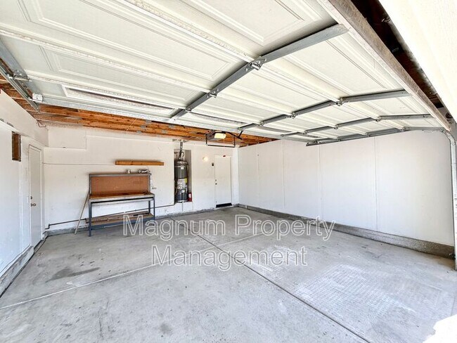 Building Photo - 102 Goldenrod Ave