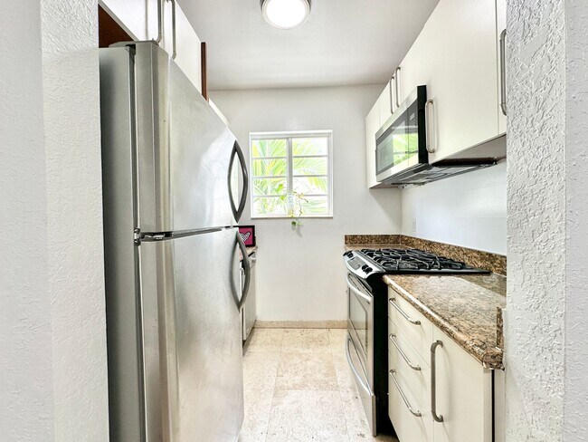 Building Photo - LARGE 1 BEDROOM FULLY FURNISHED IN WATERFR...