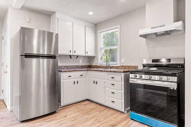 Building Photo - Newly Renovated 2 Bedroom Apartment with P...