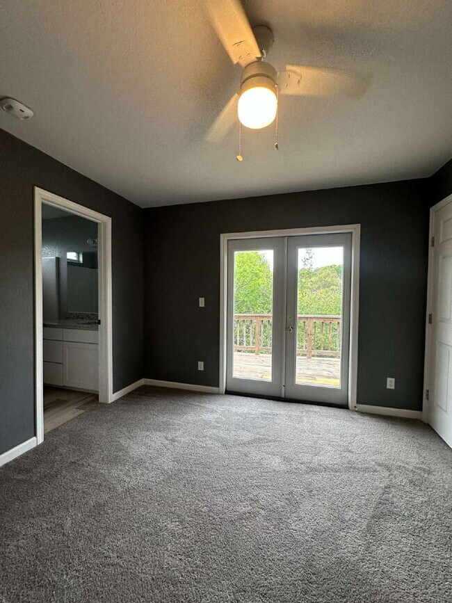 Building Photo - 3-bedroom, 2-bath home nestled in the Rolling Hills subdivision in Canyon Lake