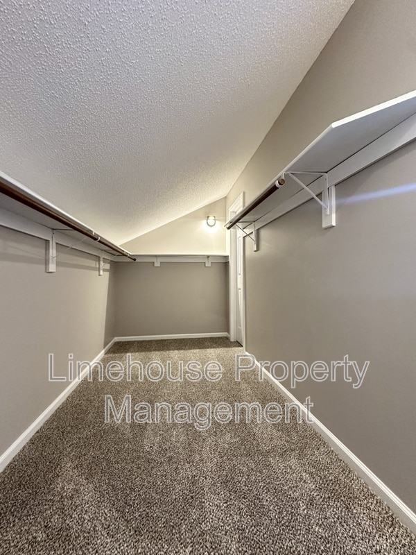 Building Photo - 5652 Glen View Dr