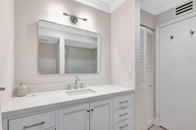 Building Photo - 438 Brackenwood Ln S